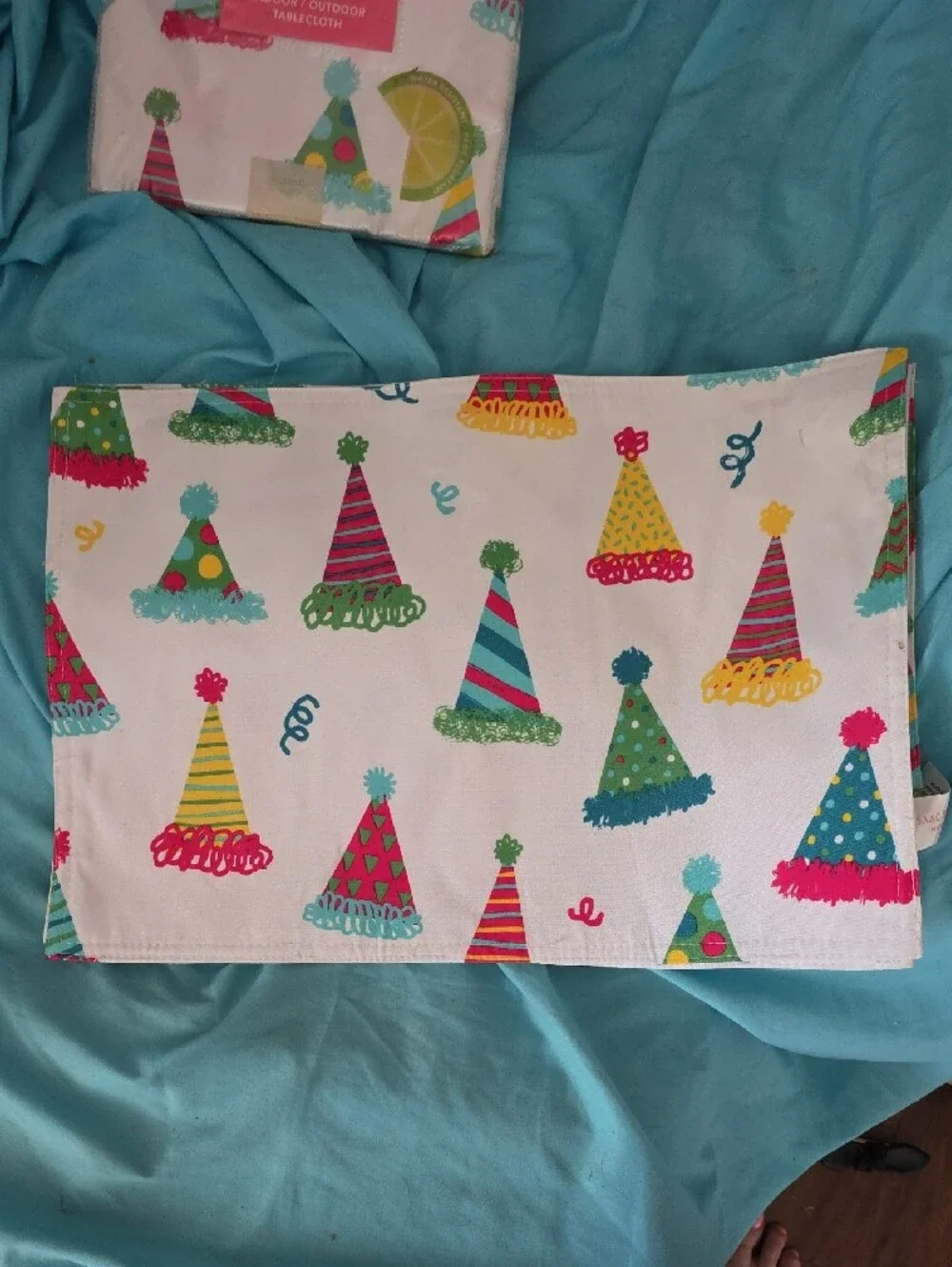 Isaac Mizrahi White Tablecloth & Placemats with Multicolor Party Hats